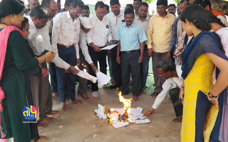 Panchayat secretaries burnt the order of the state government