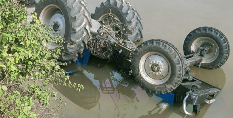 Tractor overturned in the pond: Driver's death