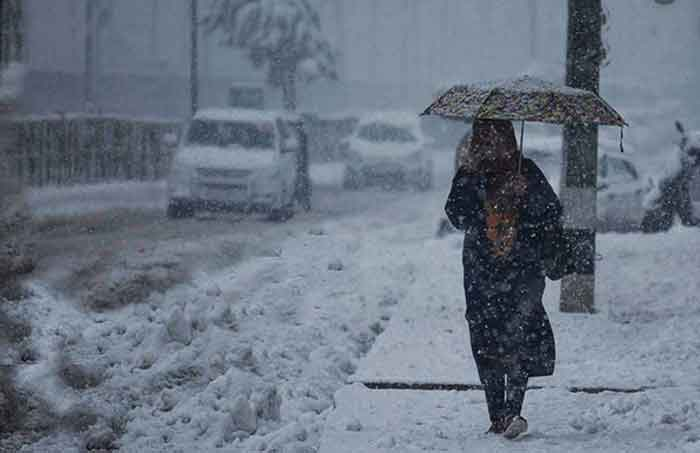 Jammu-Kashnir: Many people trapped in rain and snowfall