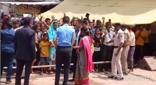 Video: President Draupadi Murmu stops his convoy and distributes chocolate among children